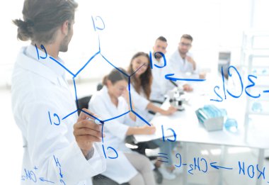 şeffaf yönetim kurulu ile görüntüleyin. bir bilim adamı bir raporu yapar.