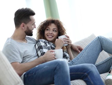 sevgi dolu çift kanepe oturma odasında oturup...