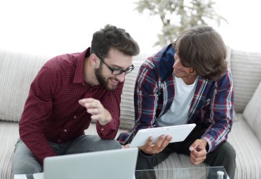 iki creative web tasarımcıları bir tablet ve bir dizüstü bilgisayar ile çalışma.