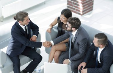 el sıkışma Yöneticisi ve ofis lobisinde otururken istemci.