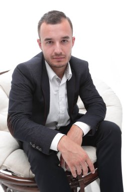 genç işadamı rahat bir sandalyede oturuyor