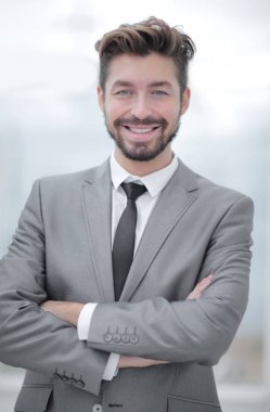 gri takım elbiseli bir genç adam