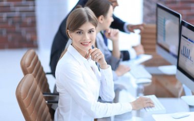 Masada oturan genç bir çalışan.