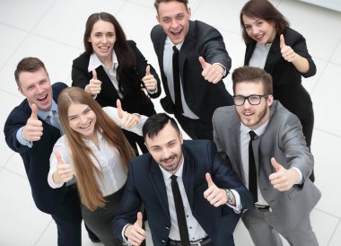 Başarılı bir iş ekibi baş parmak kaldırıyor.