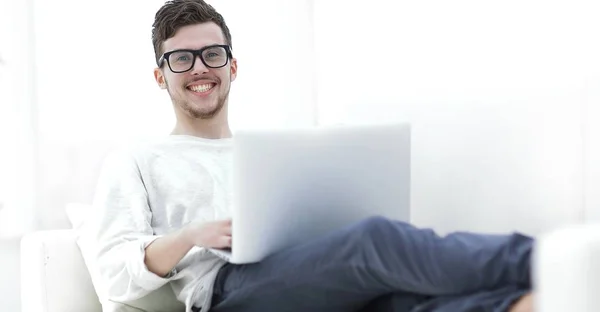 Jovem freelancer bem sucedido trabalhando no laptop em casa . — Fotografia de Stock