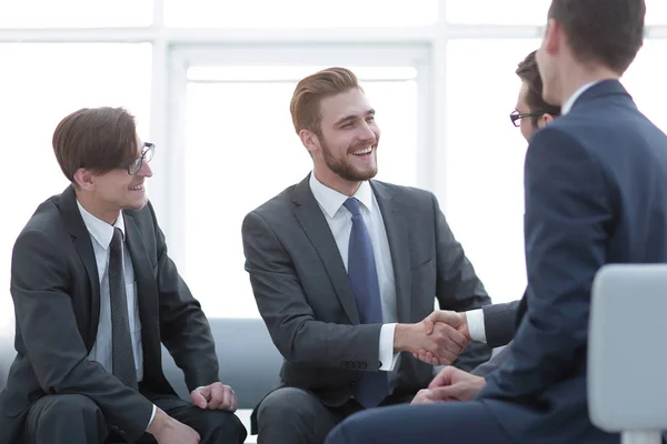 Handskakning affärsmän på kontoret. — Stockfoto