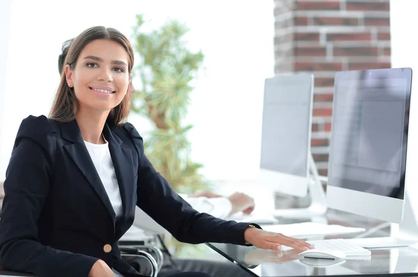 机に座っている若いビジネス女性 — ストック写真