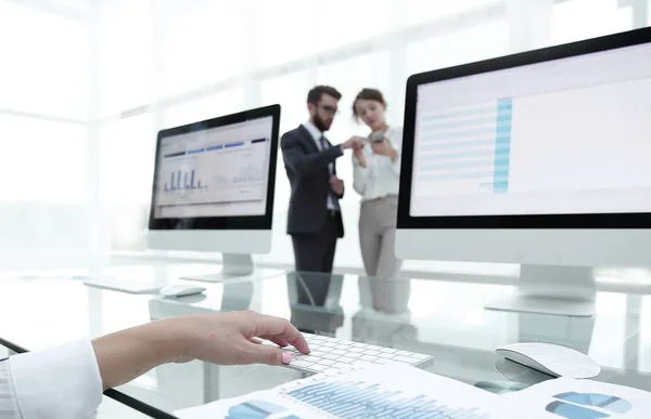 Close-up of a business woman working with financial charts in a modern office — Stock Photo, Image