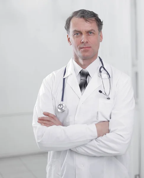 Jistý dospělý lékař při pohledu na fotoaparát. — Stock fotografie