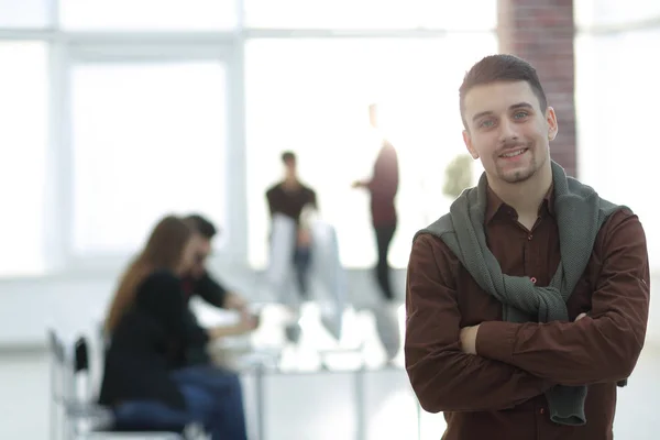 Joven confiado en el fondo de la oficina . — Foto de Stock