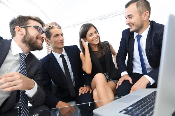 Closeup.Business team arbetar på bärbar dator. — Stockfoto