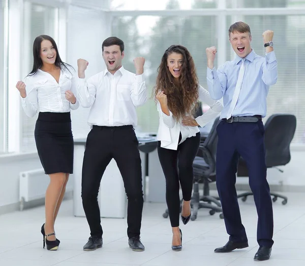 Retrato de un equipo empresarial triunfante — Foto de Stock