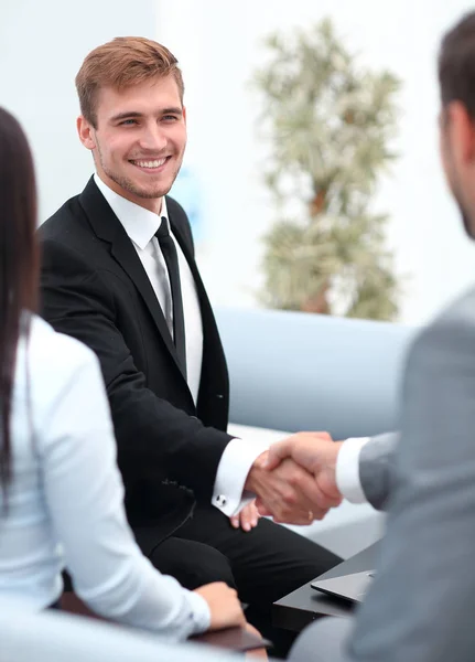 Handshake parceiros de negócios no lobby do escritório . — Fotografia de Stock