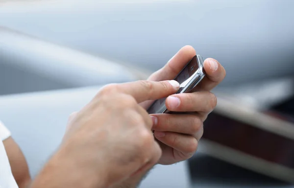 Primer plano.. hombre llamando desde el teléfono inteligente moderno — Foto de Stock