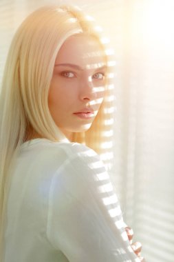 Yakın çekim pencereden dışarı bakarak bir dalgın genç iş kadını