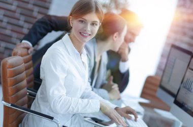 Masada oturan genç bir çalışan.