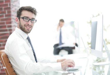 Bulanık arka plandaki başarılı iş adamı