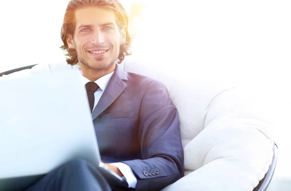 Retrato de close-up de um homem de negócios bem sucedido com um laptop . — Fotografia de Stock