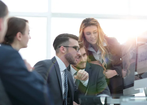 Medewerkers bespreken financiële grafieken — Stockfoto