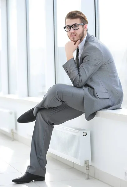 Empregado senta-se no corredor do escritório — Fotografia de Stock