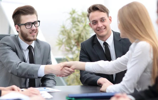 Handslag för affärsmän i office — Stockfoto