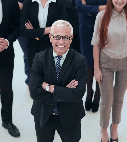 Blick von oben. Gruppe lächelnder Geschäftsleute blickt in die Kamera. — Stockfoto