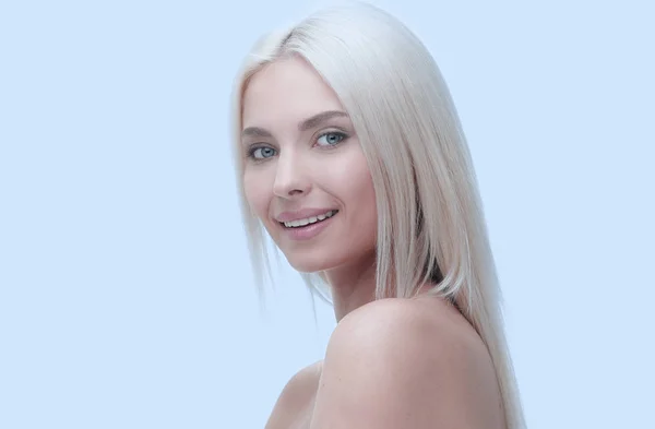 Portrait d'une jeune femme blonde au maquillage quotidien . — Photo