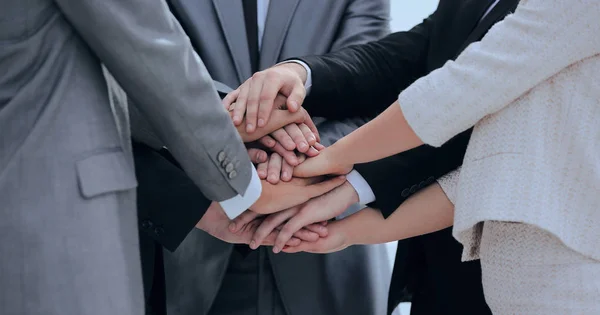 Close-up. Business team met de handen in elkaar gevouwen — Stockfoto