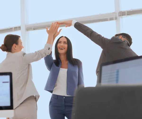 Succesvolle zakenvrouwen motiveer elkaar bij High Five — Stockfoto