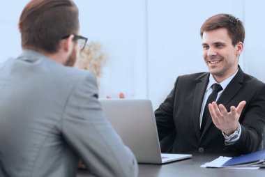 onun işyerinde konuşurken şirket çalışanları