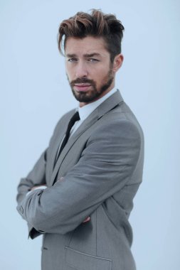 Beyaz bir arka planda izole edilmiş yakışıklı bir adamın portresi.