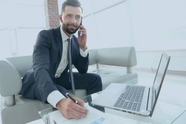 İşadamı Smartphone'da mali grafikler hakkında konuşmak.