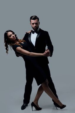 tutku dansçılar gri arka plan üzerinde