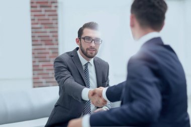 İş toplantısından sonra el sıkışan iki meslektaşım.