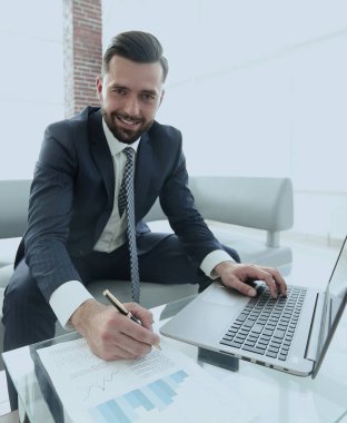 Dizüstü bilgisayarda çalışan ve Notlar not defterinde yapma şık adam