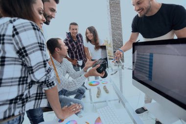 Grup fotoğrafı modern bir ofiste çalışan editörler.