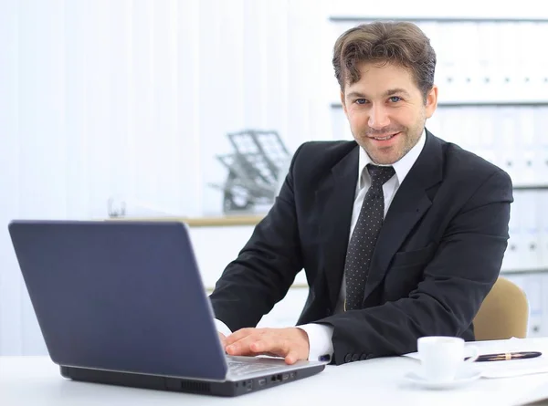 Gros plan d'un cadre supérieur assis au bureau — Photo