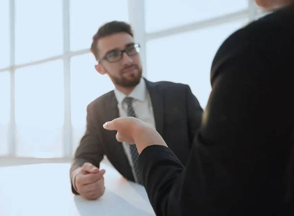 Dos colegas de negocios sentados en una mesa, teniendo una reunión —  Fotos de Stock