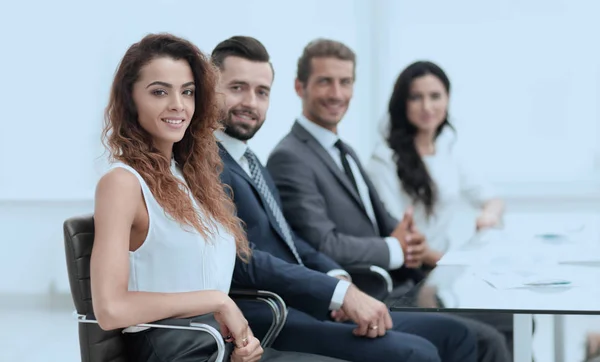 Equipo de closeup.business sentado en la sala de conferencias — Foto de Stock