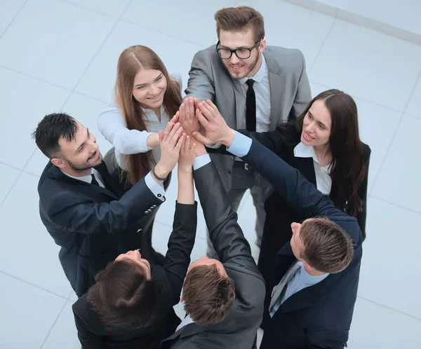 Een close-up. vreugdevol business team met gevouwen handen bij elkaar — Stockfoto