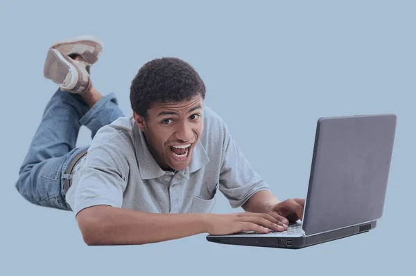 Homem africano feliz com um laptop isolado sobre branco — Fotografia de Stock