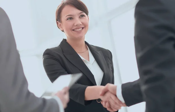 Empresária apertando as mãos com um empresário durante uma reunião — Fotografia de Stock