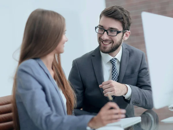 Colleghi che discutono informazioni su un computer — Foto Stock