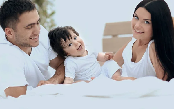 A young family with young children to bed in the bedroom — Stock Photo, Image