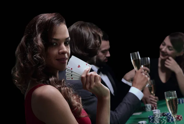 Mujer en la mesa de ruleta sosteniendo copa de champán en el casino — Foto de Stock
