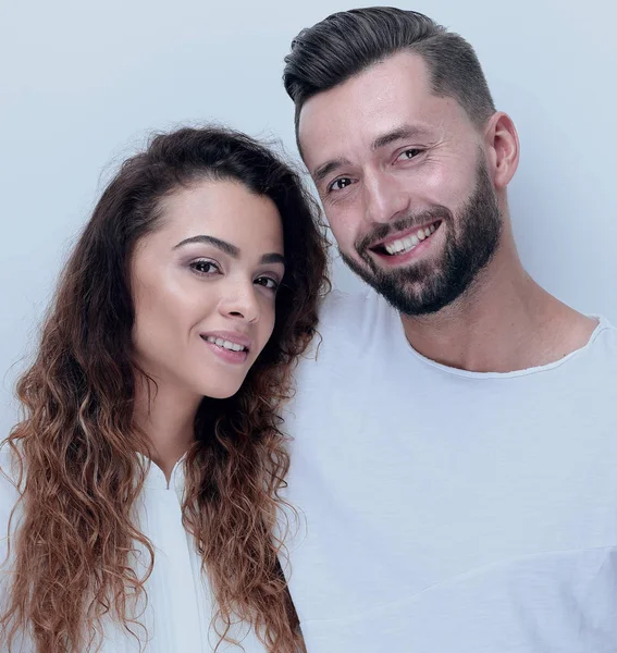 Güzel genç bir çiftin portresi..