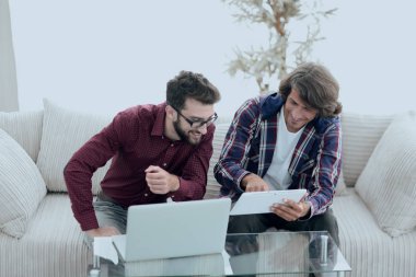 yaratıcı web tasarımcıları bir tablet ve bir dizüstü bilgisayar ile çalışma.