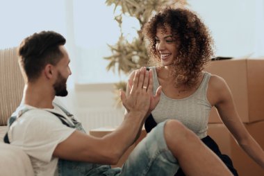 mutlu çift birbirlerine beş yeni bir ev ile kabuk