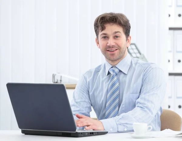 Gros plan de assis derrière un bureau — Photo