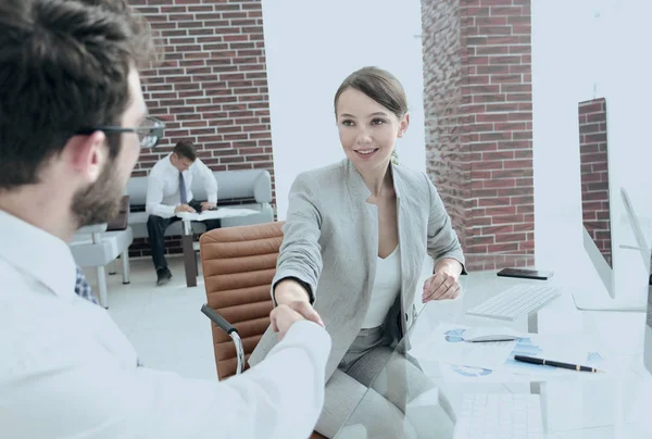 Mujer de negocios estrechando la mano con su socio de negocios — Foto de Stock